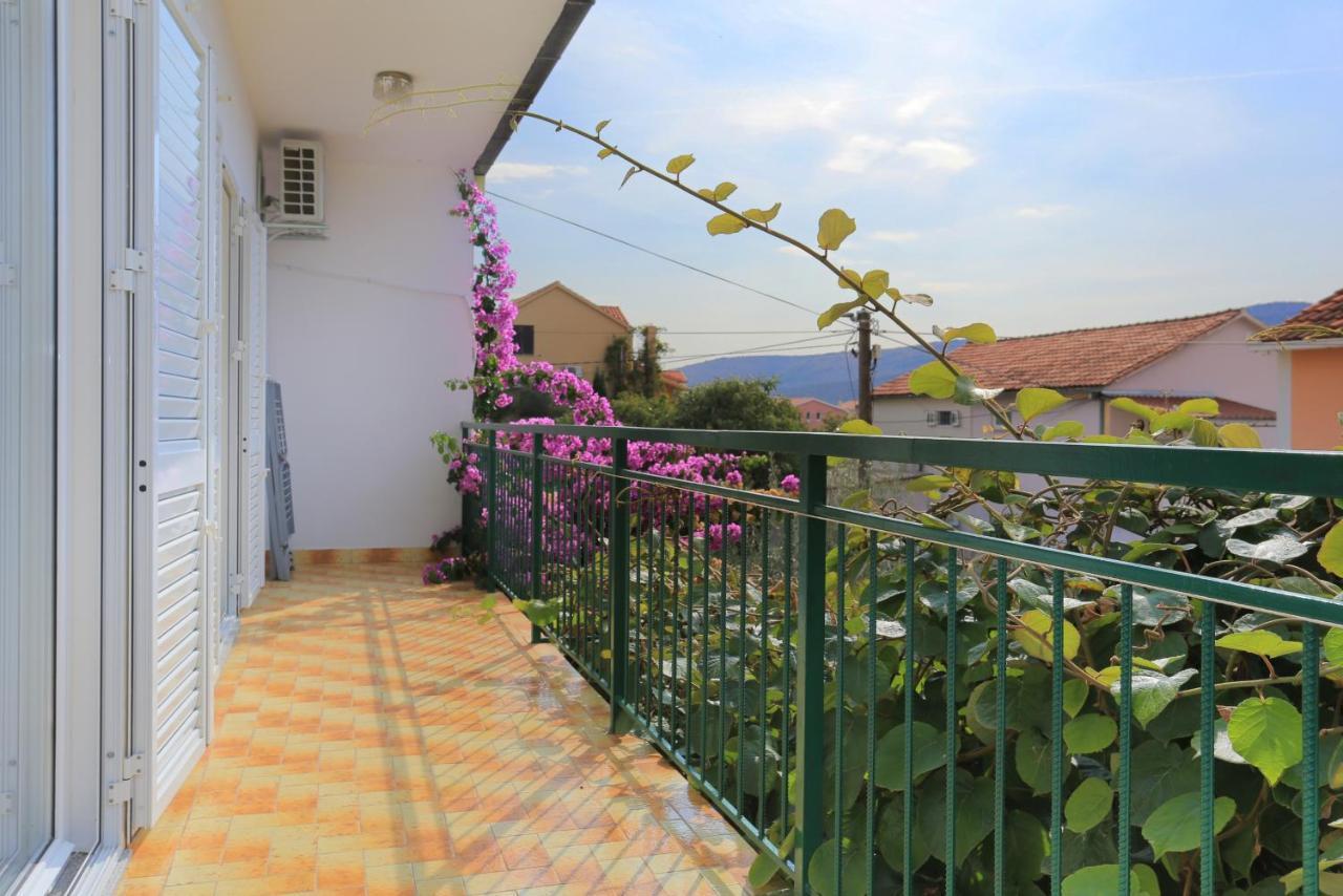 Seaside holiday house Poljica, Trogir - 5161 Marina Exterior foto